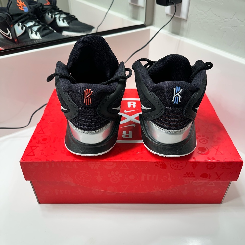 New Nike Kyrie Fire and Ice Basketball Shoes - Picture 4 of 7